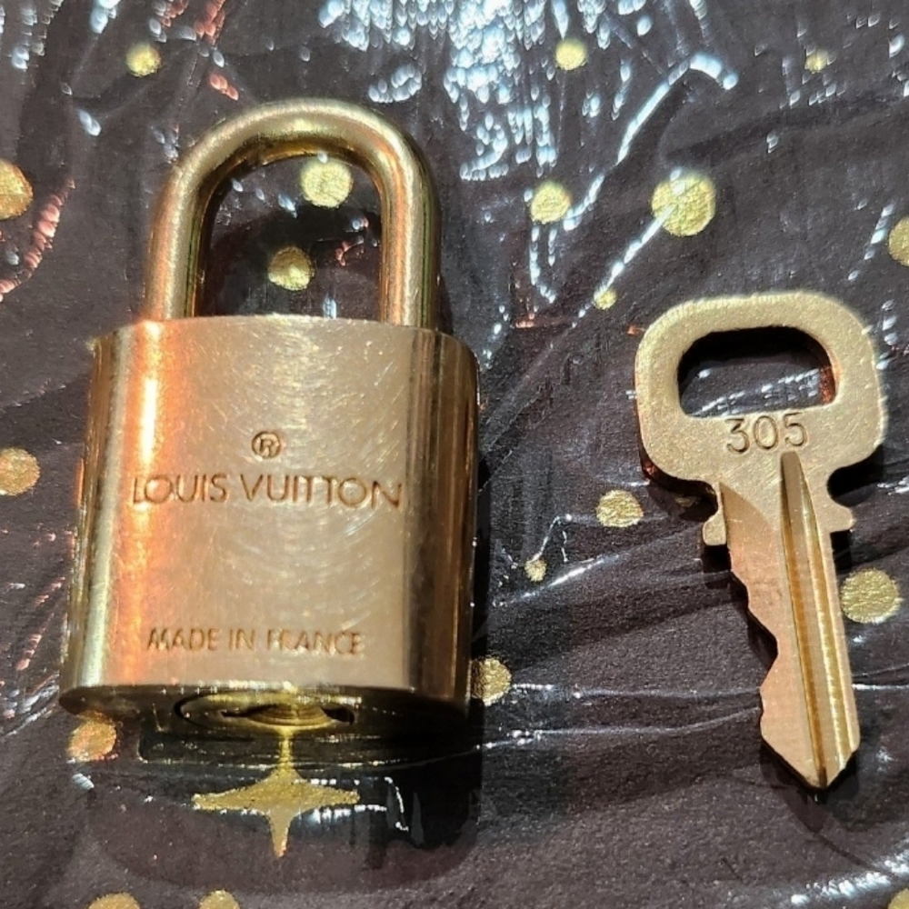 0021. Louis Vuitton padlock #305 & key set with chain